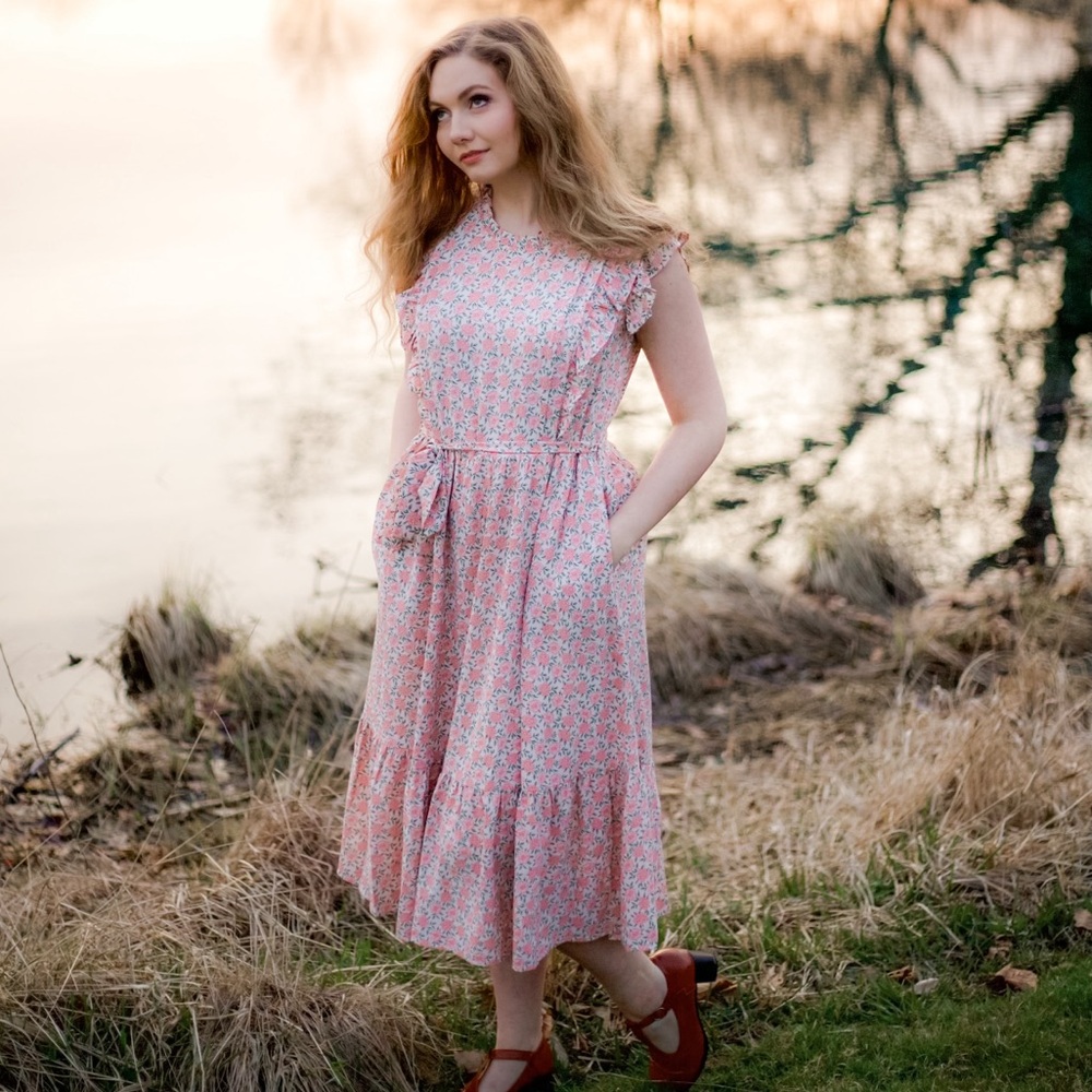 Midi floral dress with waist tie.